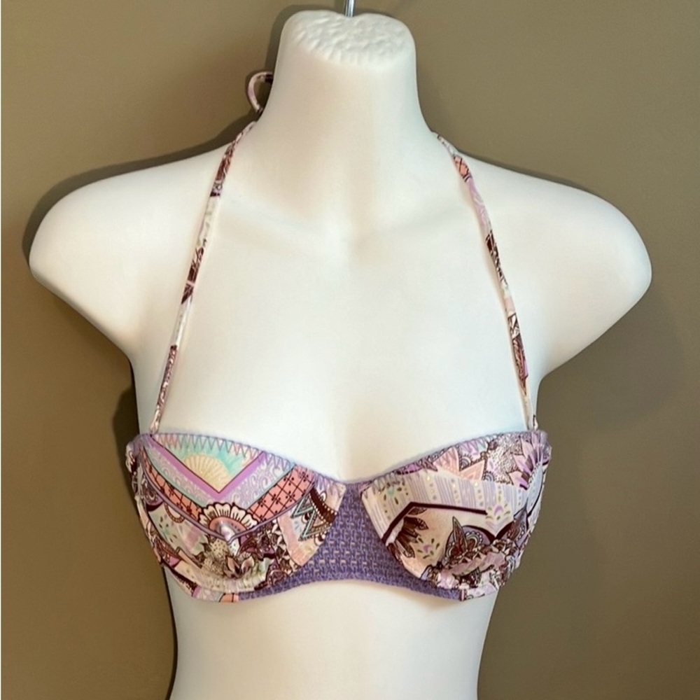 Super cute Victoria’s Secret 32B slight pushup bikini top w/mauve crochet detail